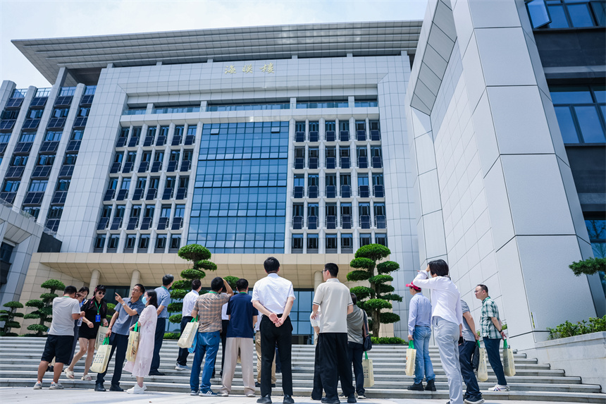 与会嘉宾参观学校绿色低碳示范建筑海映楼。