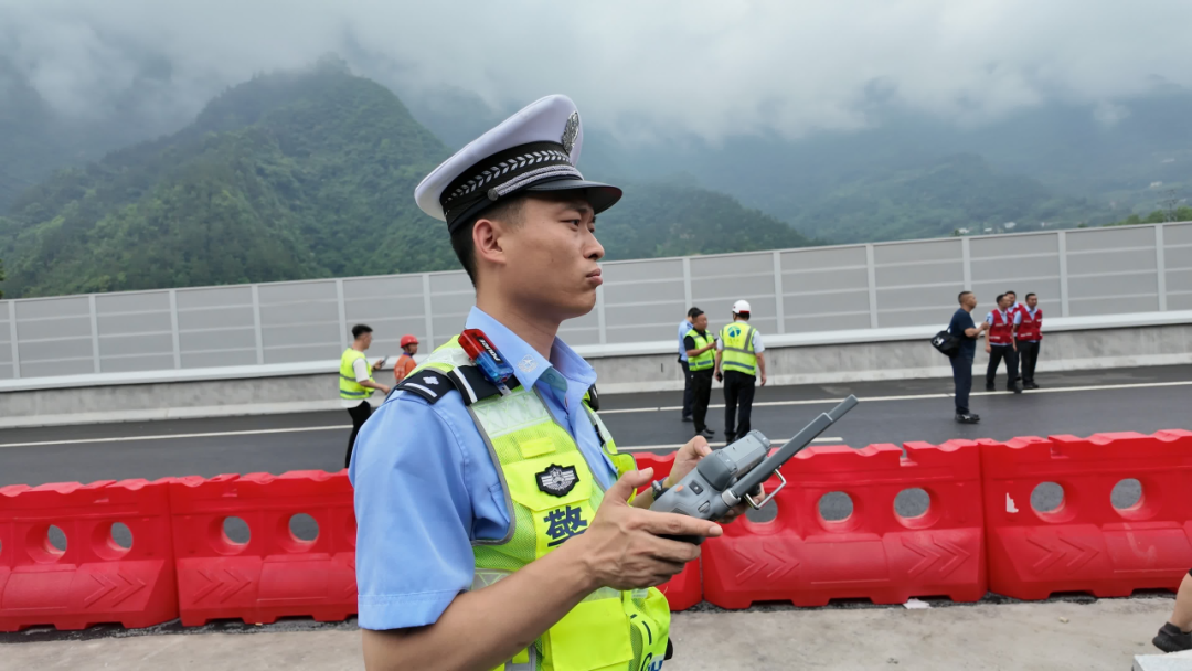 恩施交警操作无人机对事故现场进行高空勘查，采集现场画面