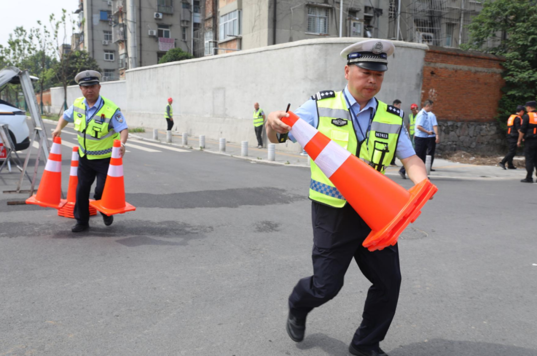 襄阳交警快速在管控路段摆放锥桶
