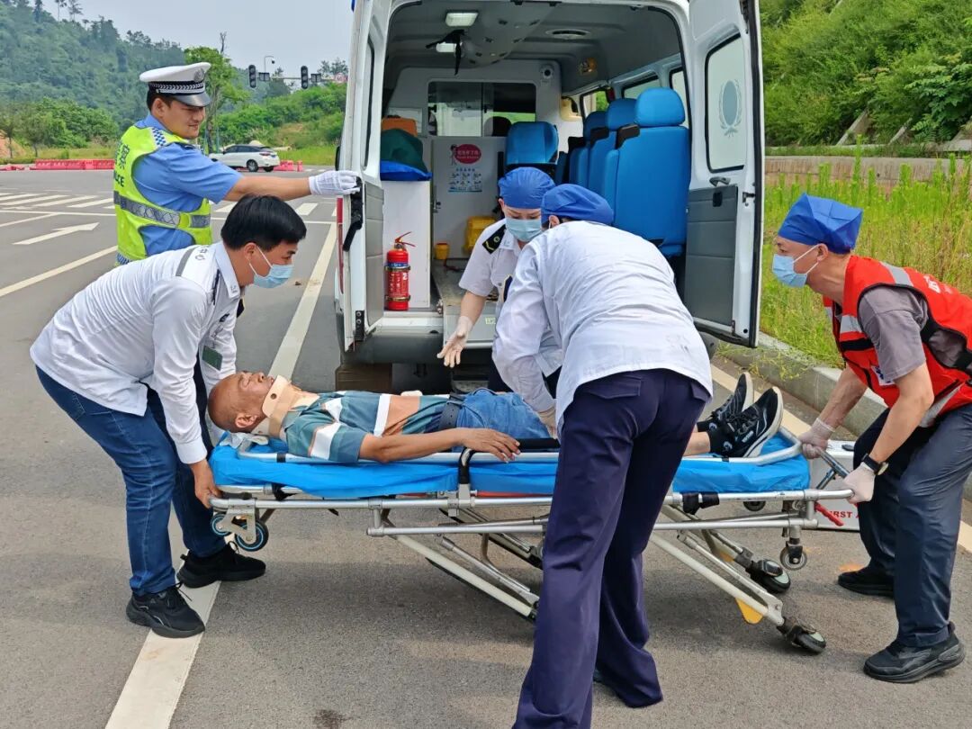 武汉交警协同急救单位对“伤员”进行转运