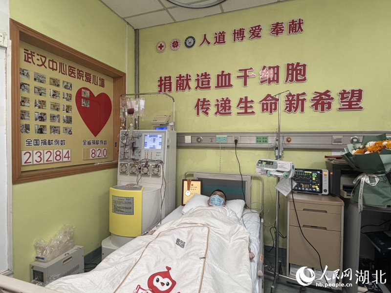 李司青（化名）正在捐獻造血干細胞。人民網記者 張沛攝