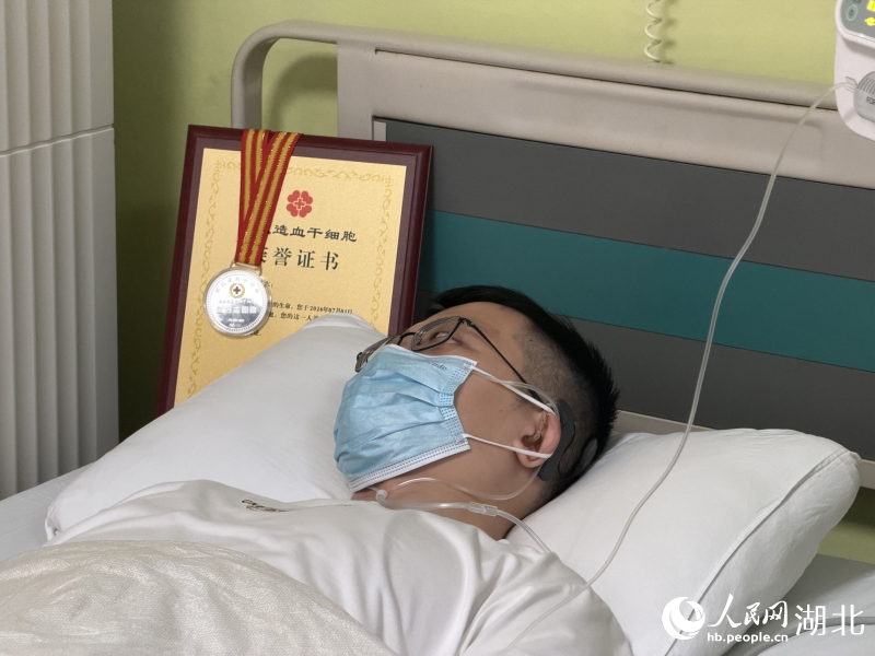 李司青（化名）安靜地躺在病床上。人民網記者 張沛攝
