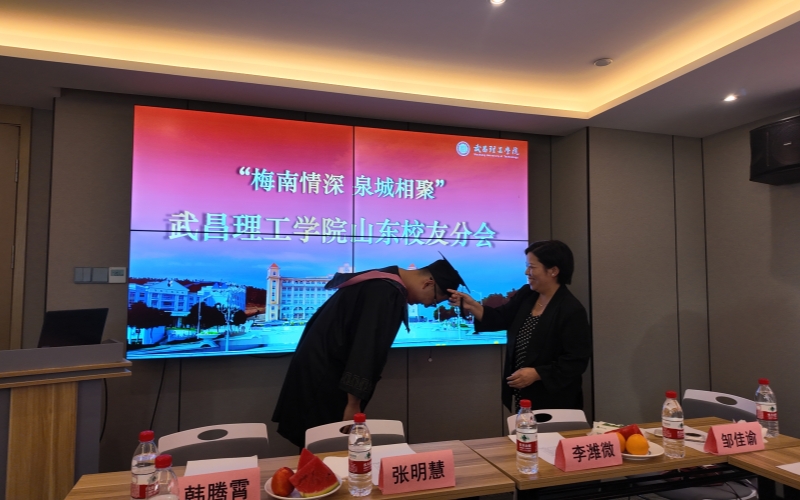 素质导师为韩腾霄拨穗。