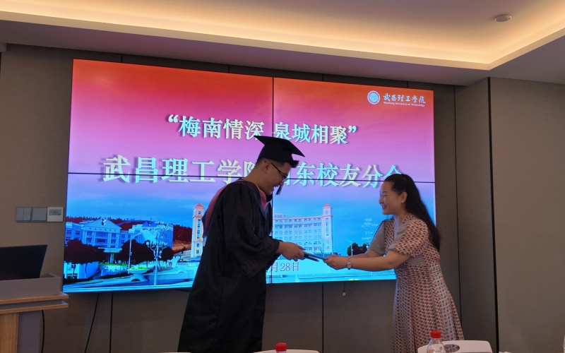 送上毕业证和学位证。