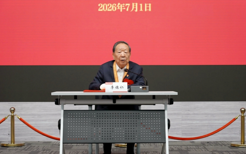 李德仁院士为师生讲授党课。方玲玲摄