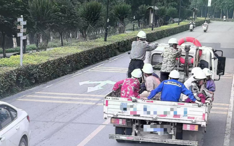 轻型货车违法载人。