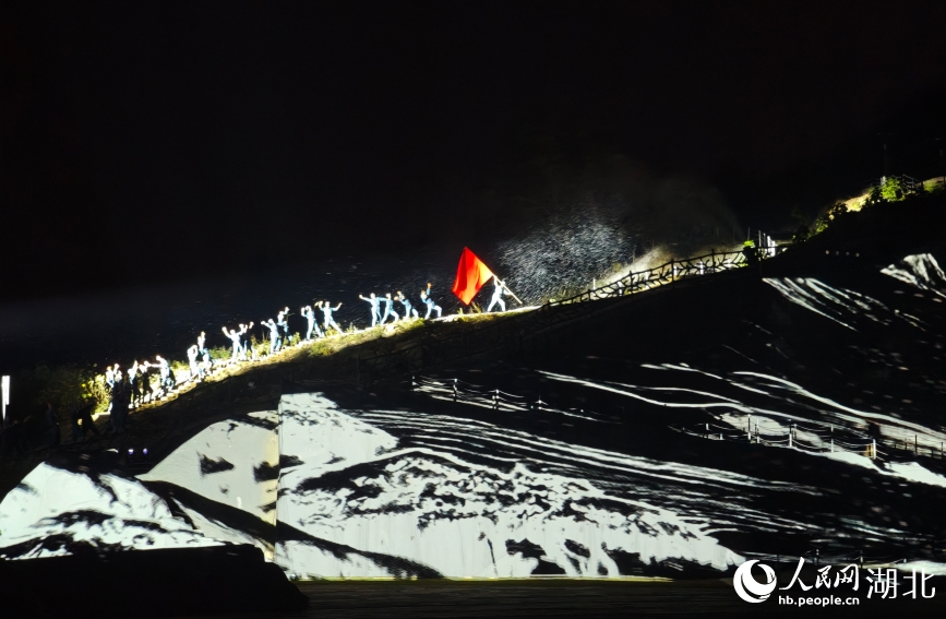 情景演绎红军长征过雪山。人民网记者 王郭骥摄