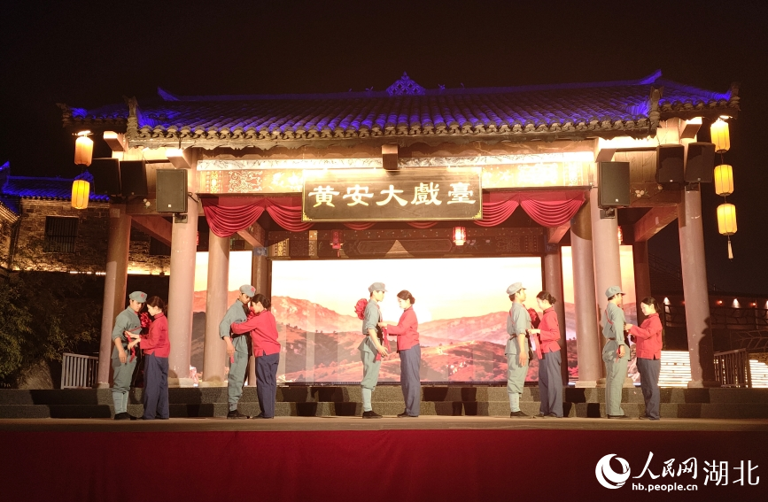 情景演绎红安当地群众踊跃参加红军。人民网记者 王郭骥摄