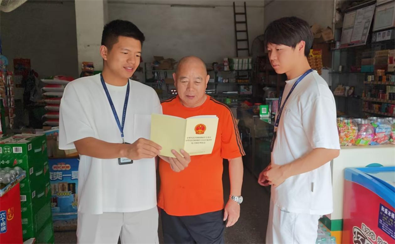 工作人員現場答疑解惑，提醒零售戶嚴守卷煙經營各項法律規定。