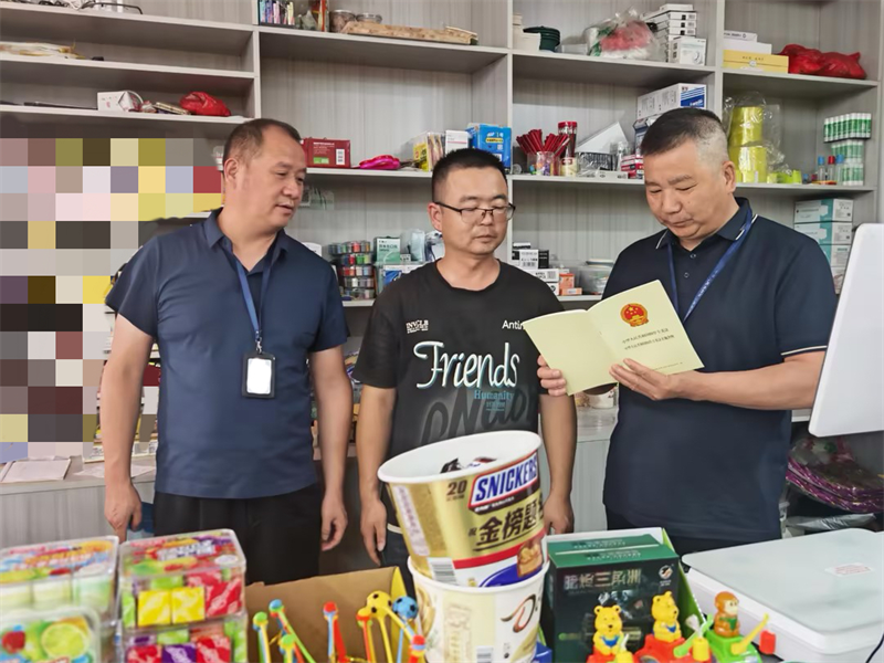 執法人員結合規定，向商戶細致解讀專賣管理最新政策要求。
