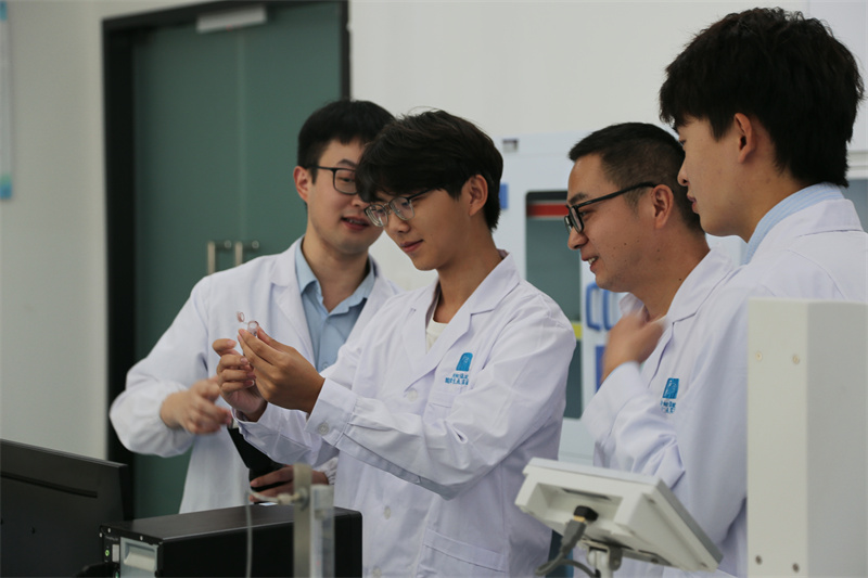 学生在“双导师制”下接受培养。江汉大学供图
