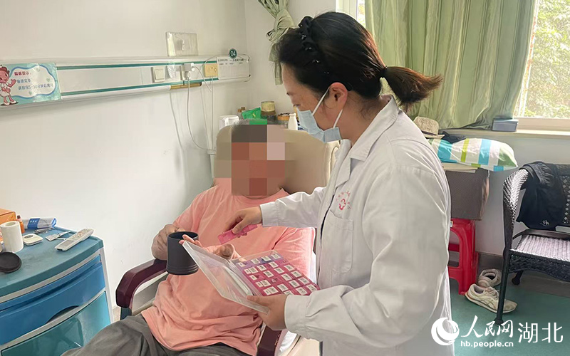 医生在给老人发药。人民网记者 周倩文摄