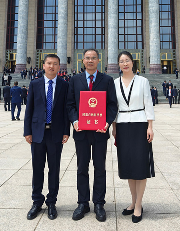 獲獎團隊代表在人民大會堂前（左起分別為張宏斌副研究員、謝樹成院士、朱宗敏教授）。