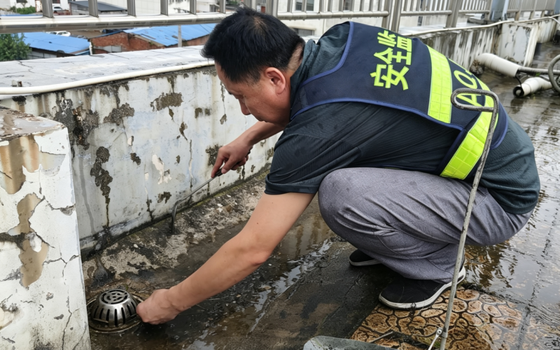 物流中心清理樓頂排水口。王孟怡攝