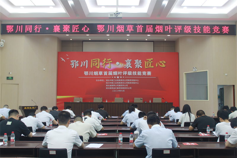 参赛选手参加理论考试的现场。海书涵摄
