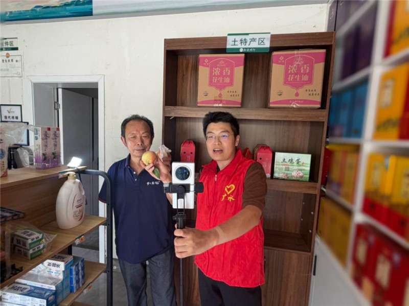 志願者與店主直播賣桃子。