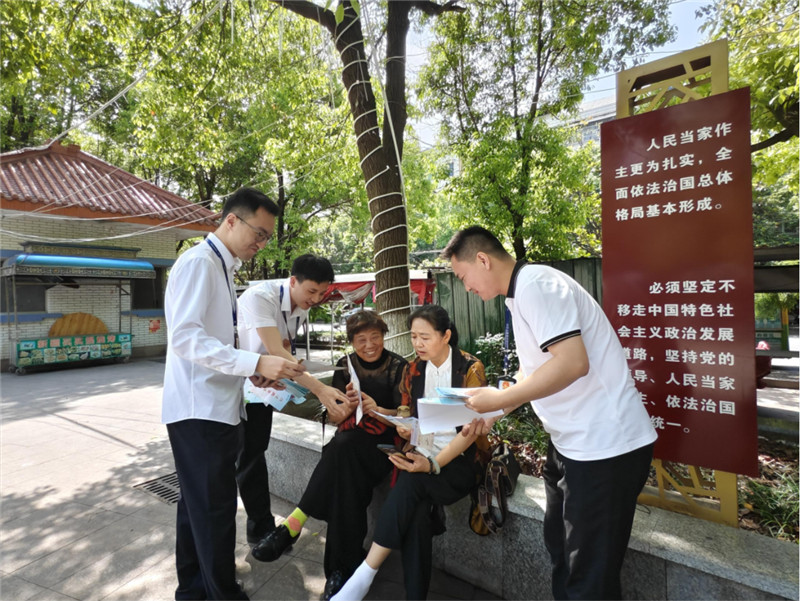 志願者向周圍村民普及法律知識。