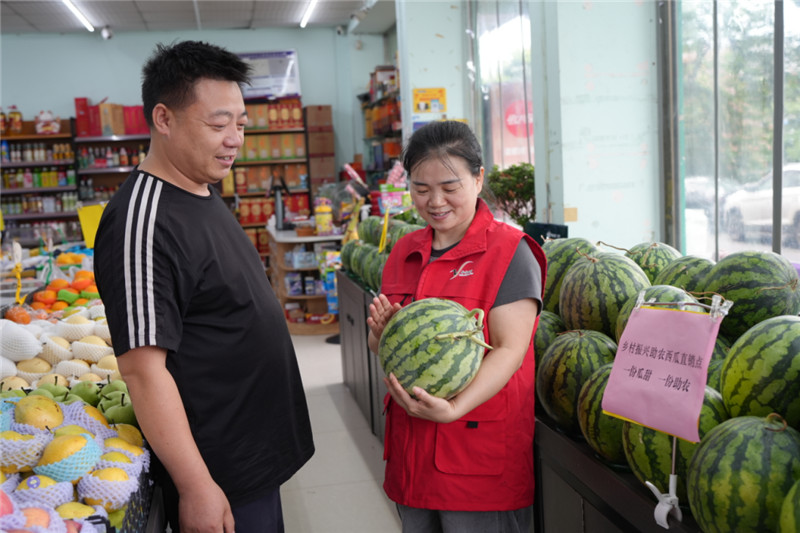 通山烟草联合卷烟零售户设立乡村振兴助农西瓜直销点。