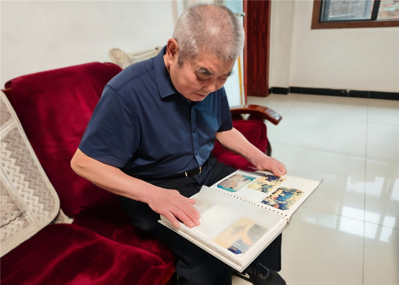 退休员工郭先胜介绍过去的普法工作。