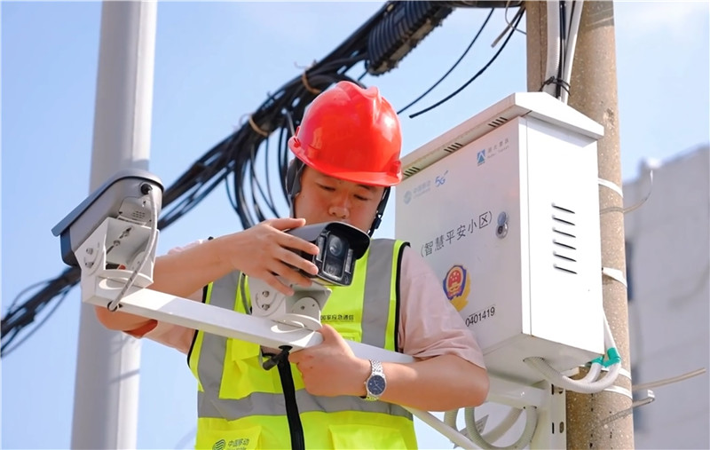 湖北移动工作人员正在安装智慧交通监控设备。