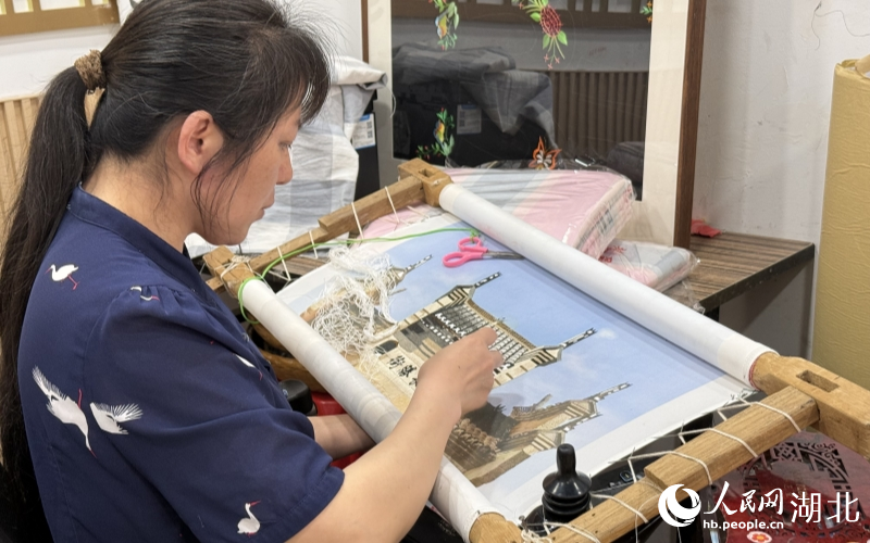 席和玉正在绣长胜街街景。人民网记者 周恬摄