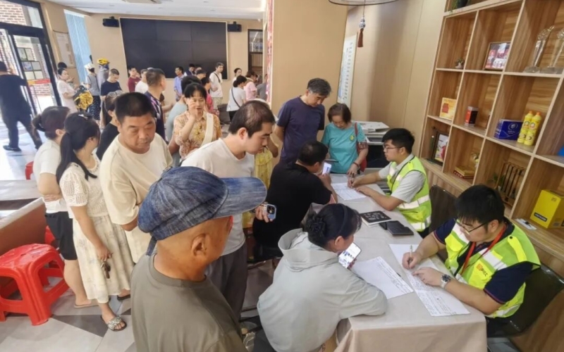 人保财险鄂州市分公司在东塔社区设置理赔服务窗口，服务受灾群众。