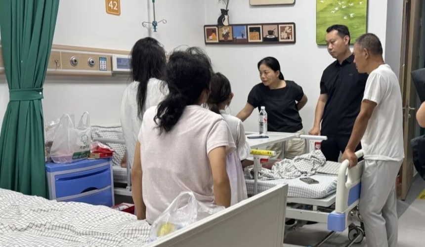 社区、学校、派出所等工作人员到医院探望慰问受灾群众。