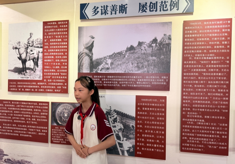 程河村小小红色讲解员王浩缘正在王近山故居讲述历史故事。人民网记者 张隽摄