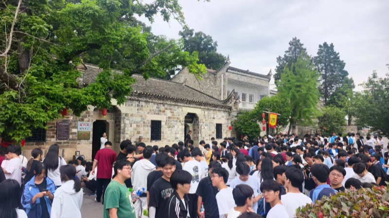 来自外地的高中生前来研学。程河村村委会供图