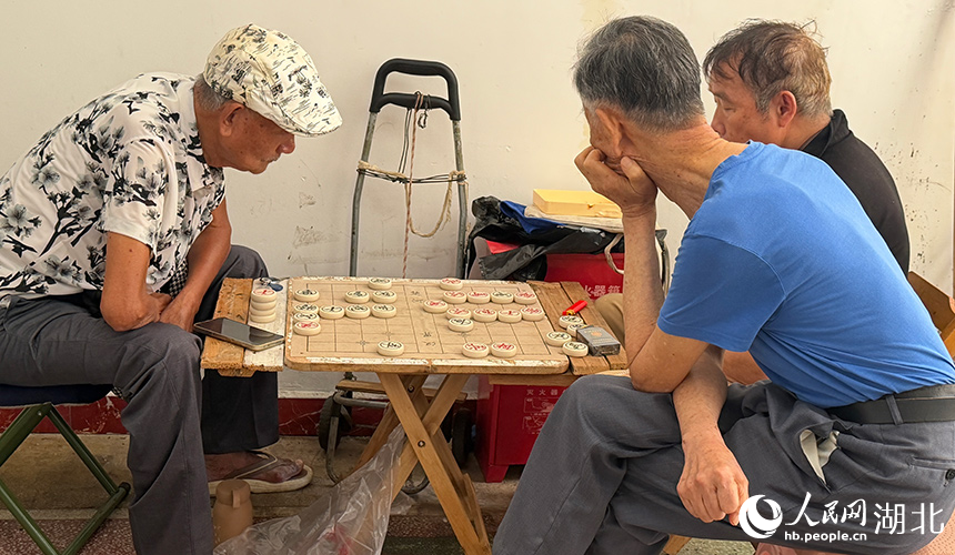 居民在蛇山纳凉点下象棋。