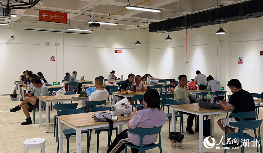 市民在西北湖人防纳凉点内自习休憩。