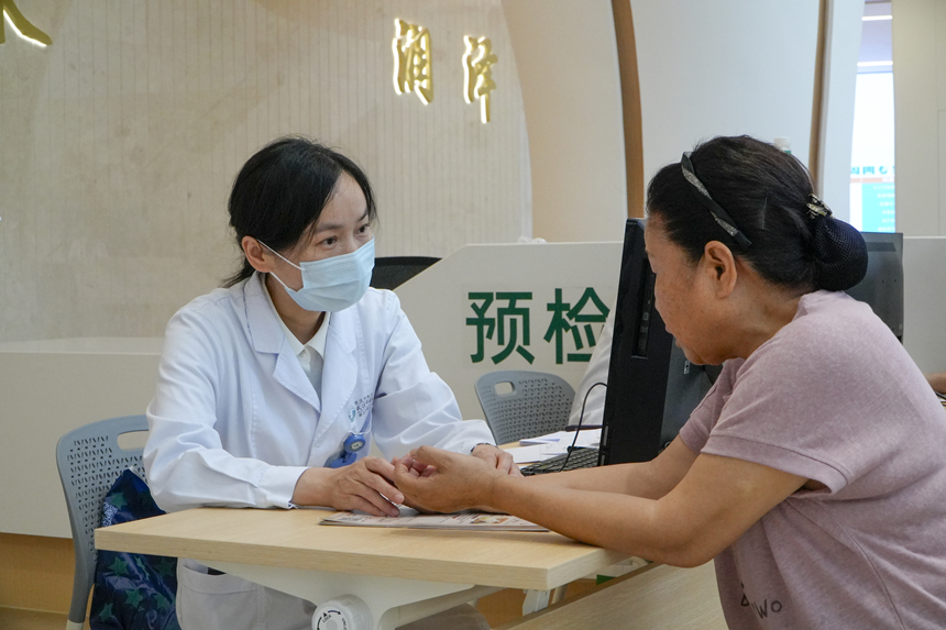 医生在为市民诊断。李田锐摄