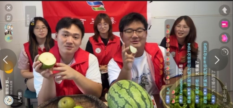 团队成员正在直播售卖黄桃和丑梨