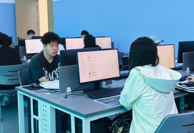 學員認真聆聽講師講解創作流程。王語曈攝