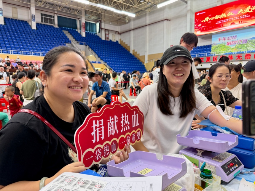 宋颖（左）和李芳相约一起来献血。