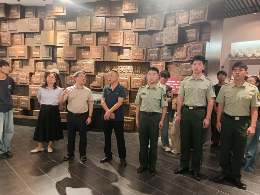 迷彩灯塔志愿服务队参观房县革命烈士纪念馆。