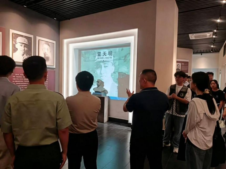 迷彩灯塔志愿服务队在房县革命烈士纪念馆认真听取讲解。