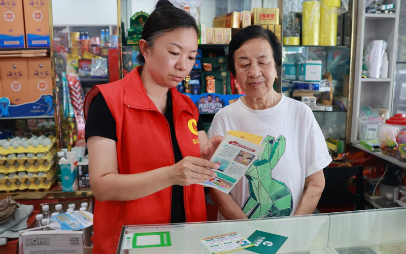志愿者到零售户店中宣传安全知识。