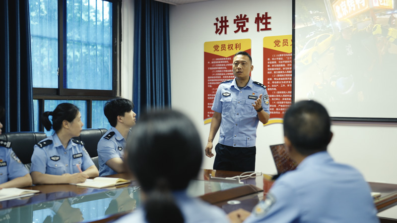 曾怀庆为柔性执法小分队详细介绍如何与群众唠嗑式搭讪，以及执法中文明规范用语。