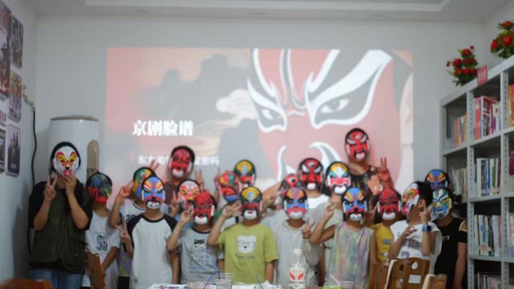 爱心托管班学生手绘脸谱作品展示。