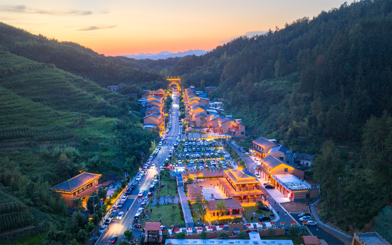 黄昏时分的关垭楚长城景区热闹非凡，夜游文旅项目蓬勃兴起。袁正伟摄