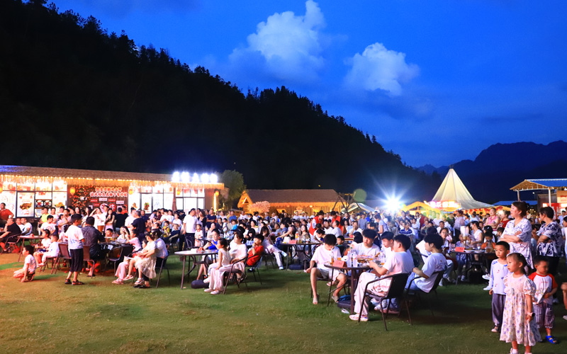 关垭子村电音狂欢节现场，游客齐聚山野夜市。袁正伟摄