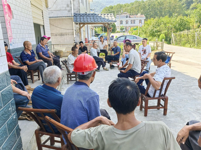 以“屋场会”形式为烟农提供技术指导。