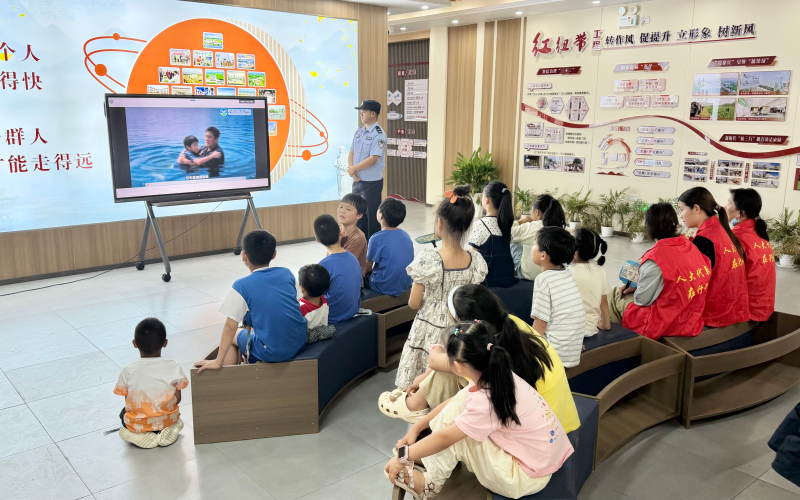 警官讲解防溺水“六不”准则。胡腾博摄