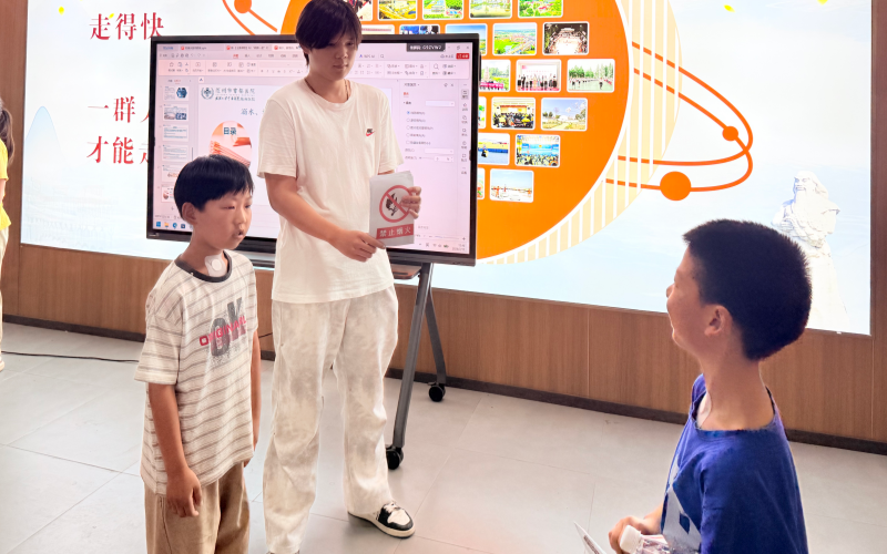 学校志愿者带领孩子们分组进行安全标识识别竞。陈紫静