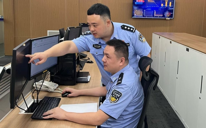 武汉市公安局侦查中心民警正在开展研判。