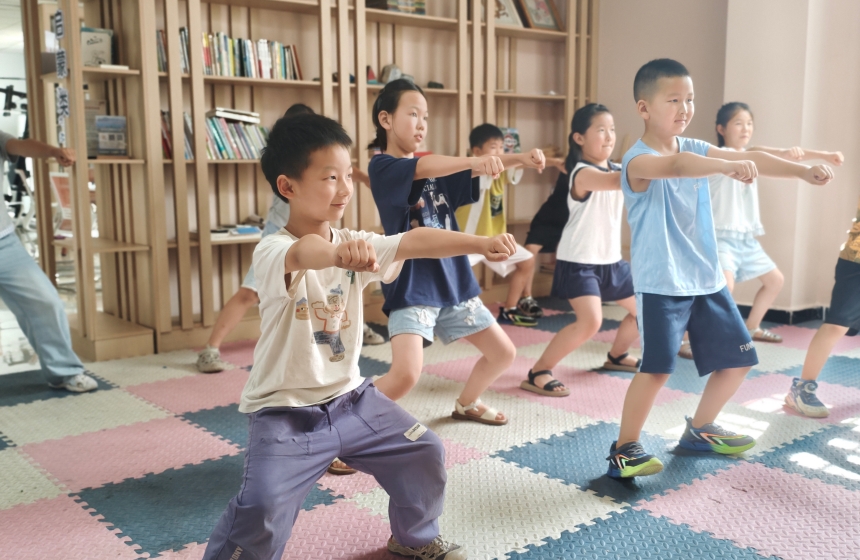 小朋友们正在上课。