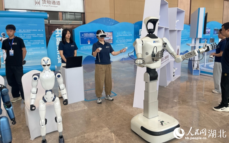 工作人員在操作機器人。人民網記者周倩文