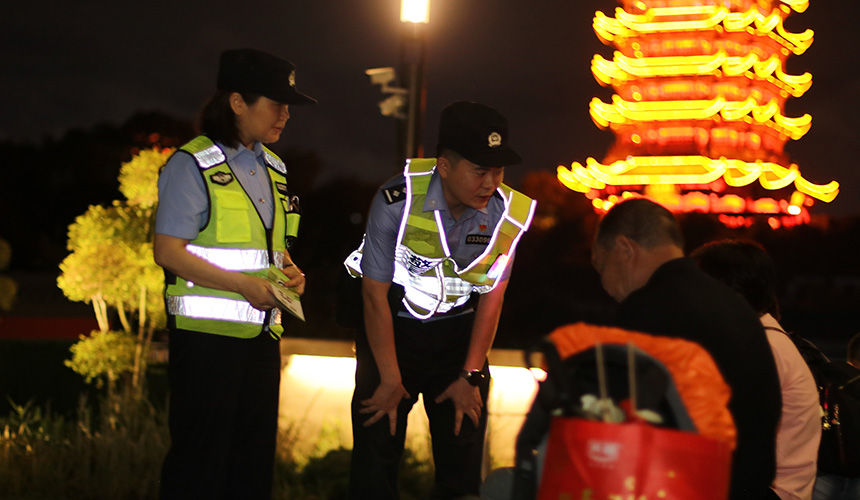 武昌区分局民警在黄鹤楼下进行巡查宣防