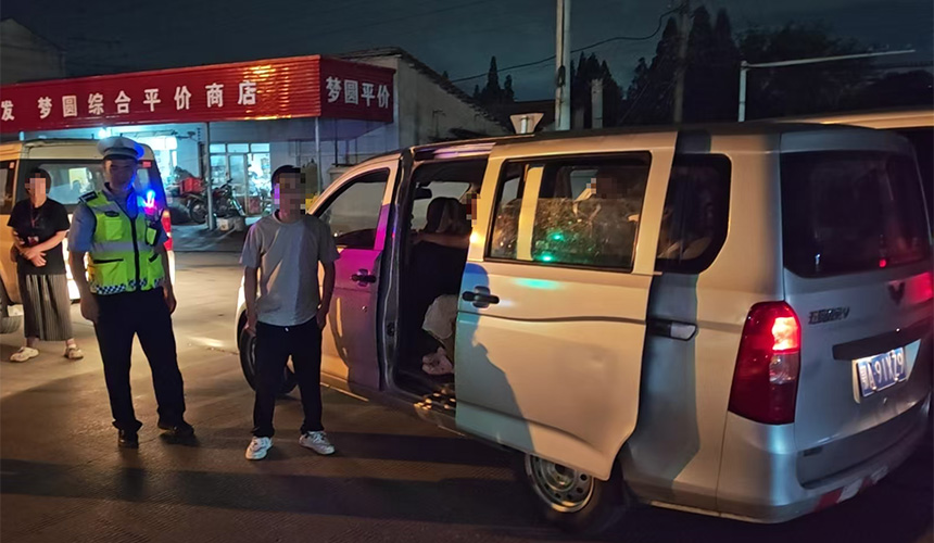 青山交警查处一辆超载面包车